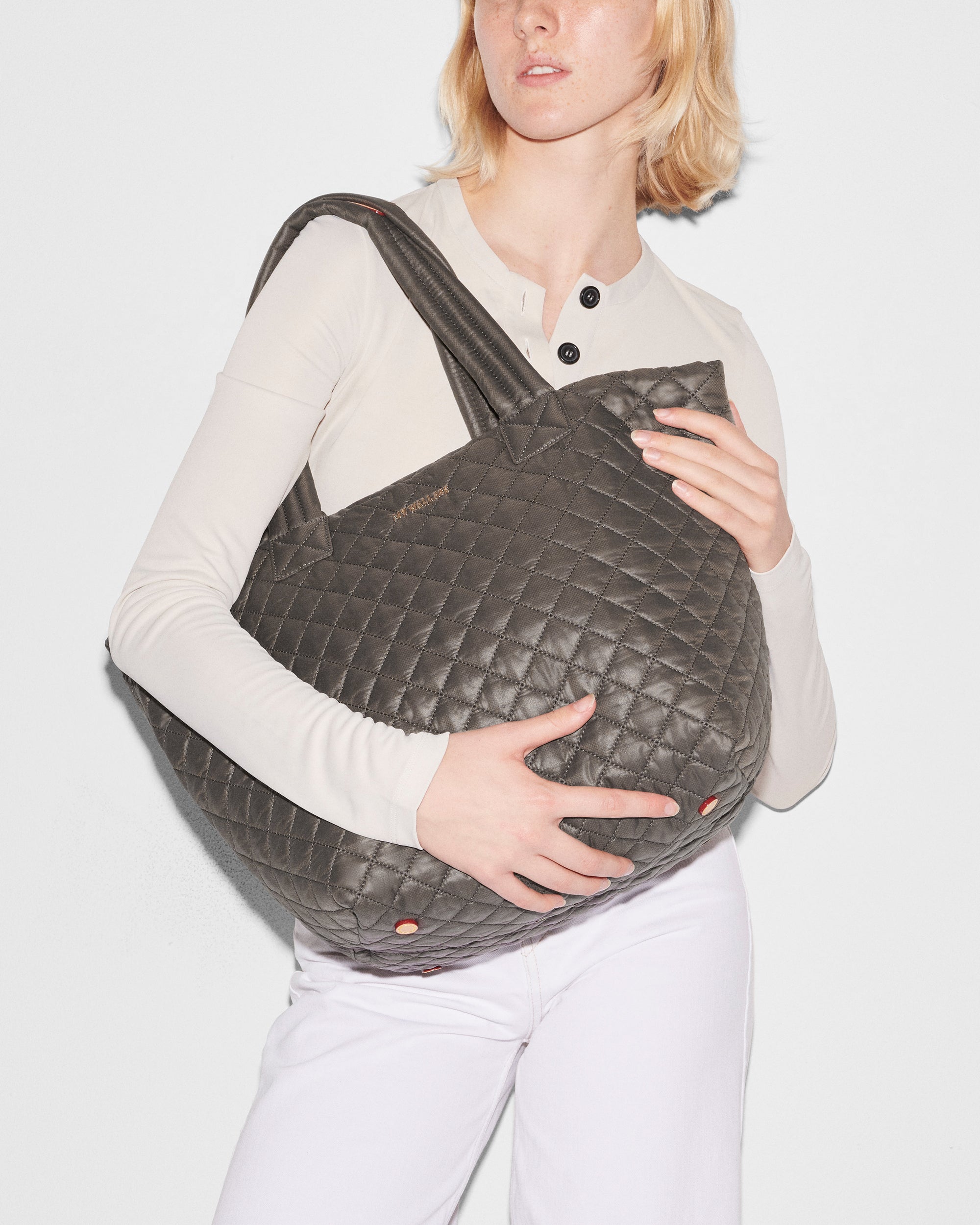 Magnet Medium Metro Tote Deluxe - Main Image