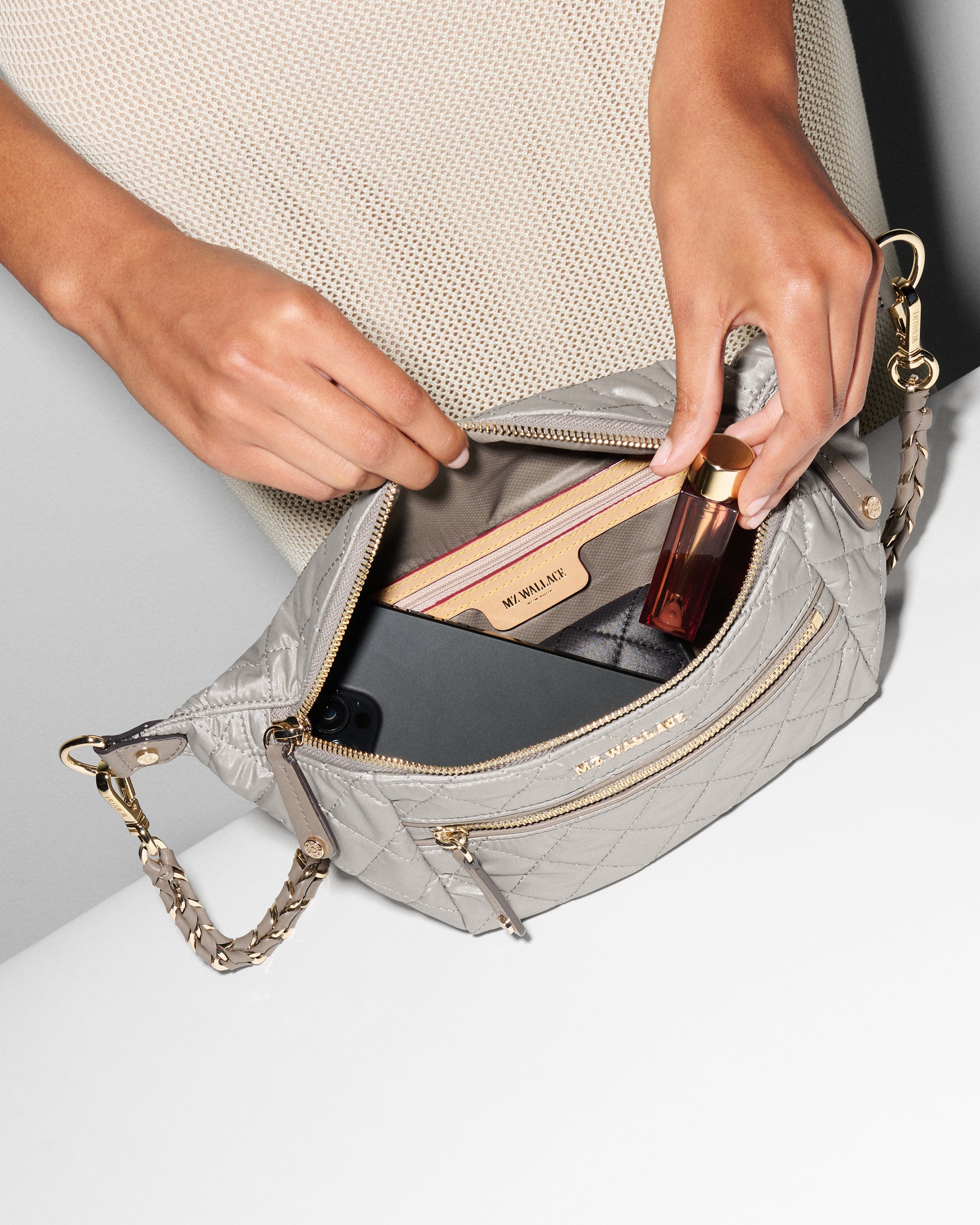 ポピ Sable Pearl Metallic Small Crosby Crossbody Sling