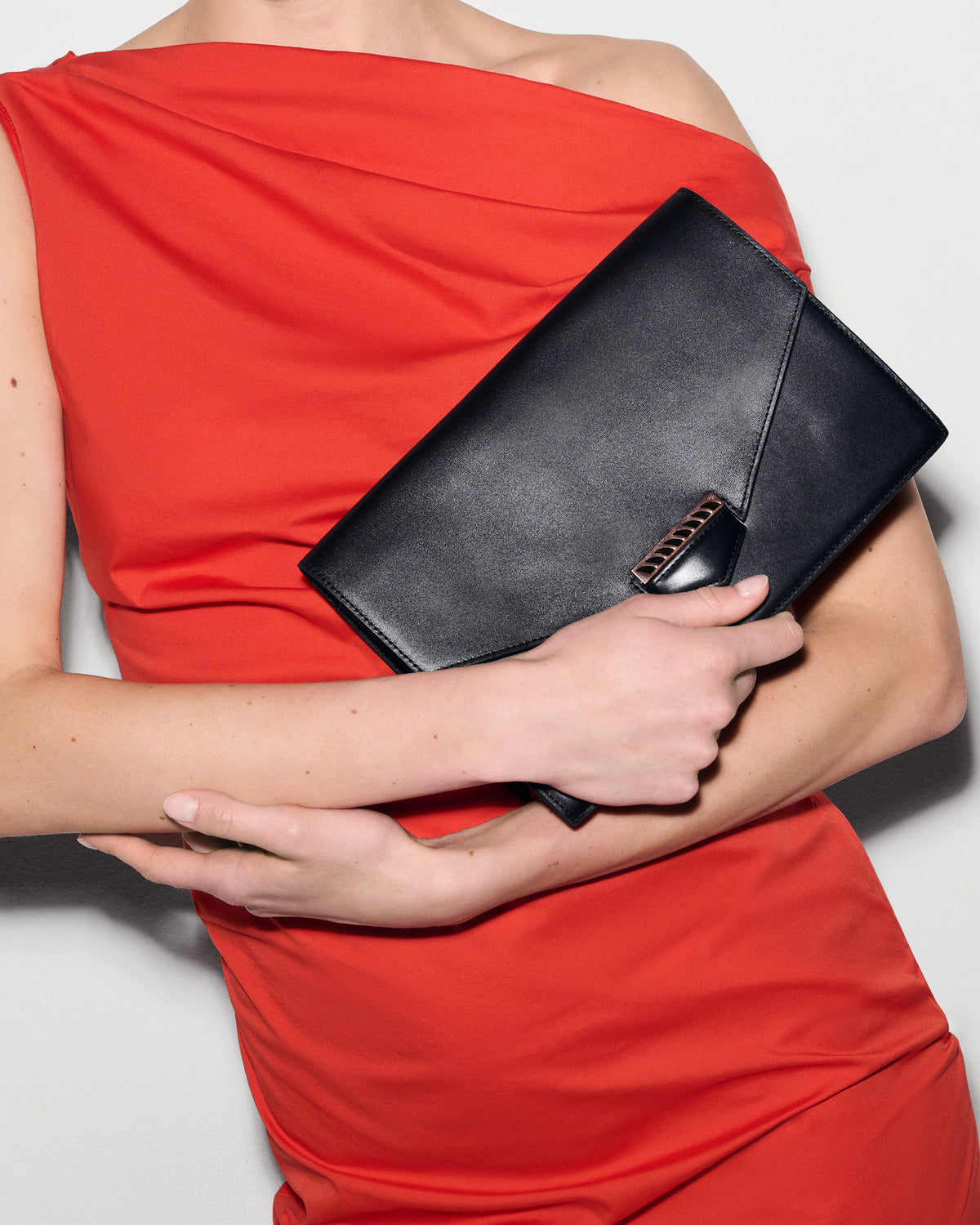 CLUTCH 26 IN BLACK DEERSKIN EMBOSSED LOGO